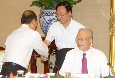 總統馬英九10日在總統府和五院院長茶敘，會前，行政院長江宜樺（中）和立法院長王金平（左）等人握手致意。（中央社）