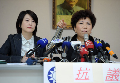 台北市長柯文哲失言不斷，前警大教授葉毓蘭（右）21日與國民黨籍台北市議員王鴻薇（左）等人召開記者會表示，柯文哲不知所「錯」，無從改起，才是市民最大危機。（中央社）20150321