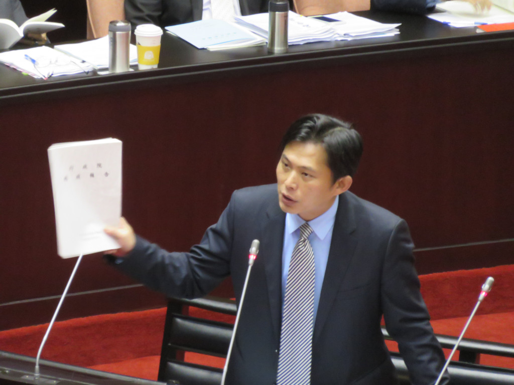 時代力量立委黃國昌首度在國會質詢，遭勞動部長嗆「只懂法律條文」，但部長卻不知勞動部的重要政績，是黃國昌用將近十年的時間，在背後默默幫勞動部撰寫法律條文的成果。（唐詩攝影）（檔案照片）