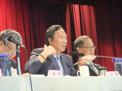 鴻海董事長郭台銘25日在股東會上大動肝火，大罵勞團 是「垃圾、走狗」，表示非常痛恨英國小報，拿錢買消息。他說，「其實講明了，就是要100萬」，還要國際退休基金如果認為鴻海不好，可以不要來買鴻海股票。（中央社）