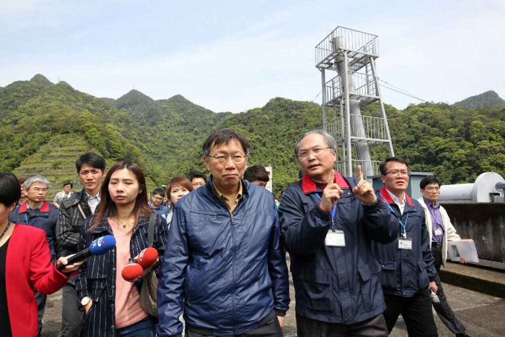 台北市長柯文哲今天視察翡翠水庫大壩蓄水情形，聽取簡報（圖北市府提供20150328）