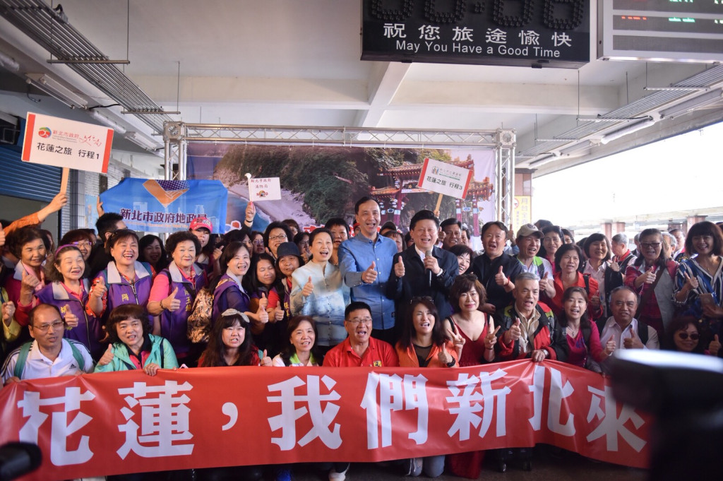 新北市長朱立倫率團赴花蓮旅遊，傅崑萁、徐榛蔚前往迎接。圖／王志偉