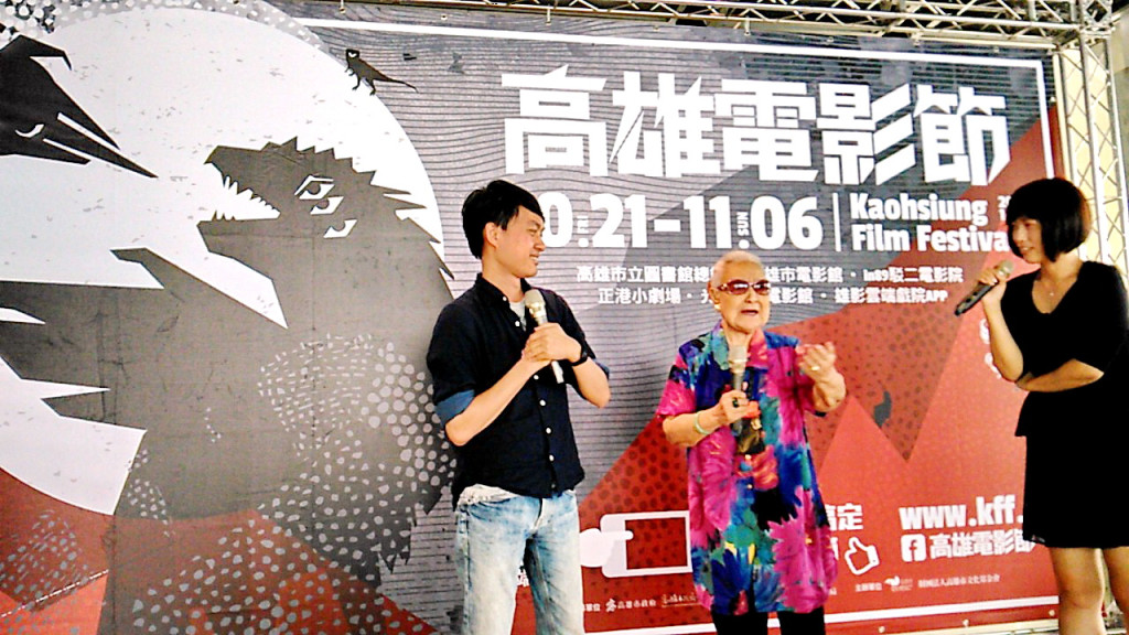 張岫雲(中)在導演練建宏(左)創作的〈小孩不在家〉一劇中，以黑色幽默演出一百種自殺方法。(記者陳俊廷攝)