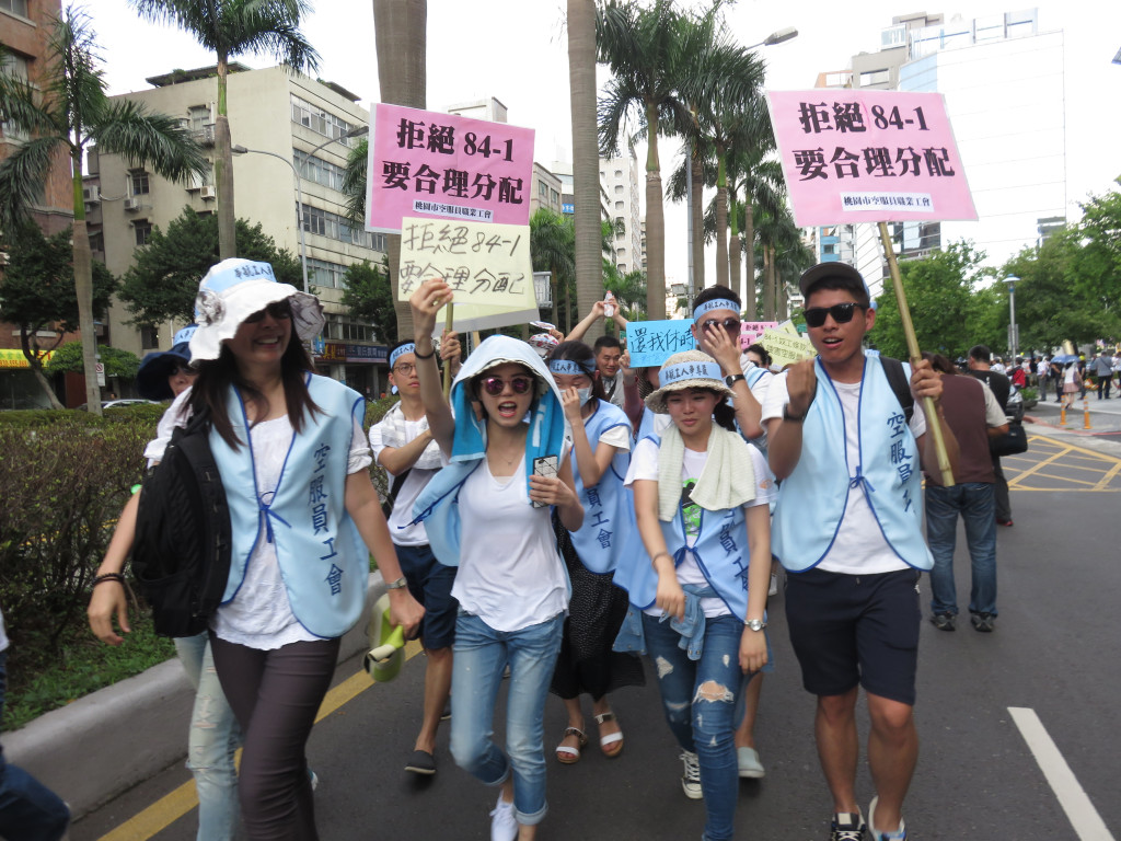 華航勞工今年5月31日舉辦大遊行，訴求拒簽84-1條款，並高喊「空服員團結」。圖／李秉芳