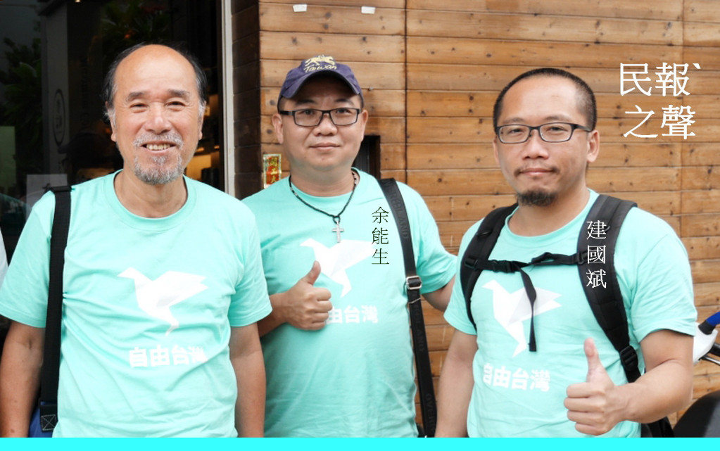 左起蔡丁貴教授、桃園中壢大旗隊長余能生、嘉義大旗隊長陳建斌(記者林崑峯攝)