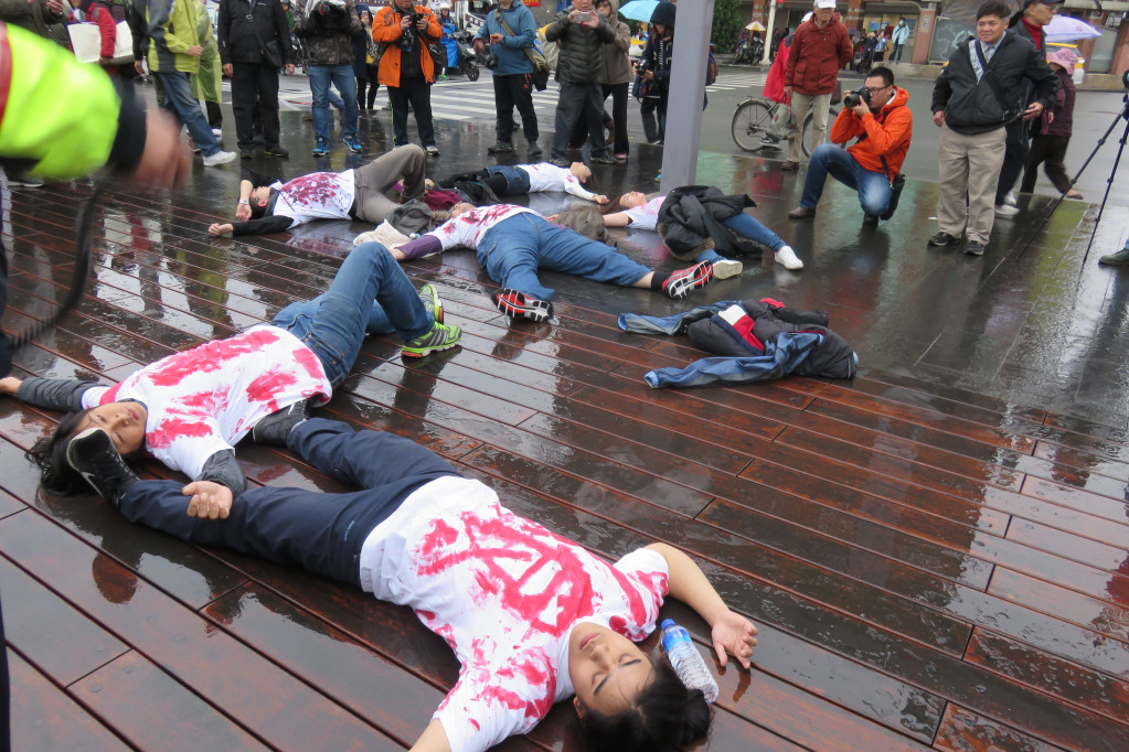 學生在基隆市政府追思二二八現場突然上演「基隆港大屠殺」行動劇。圖／林冠妙
