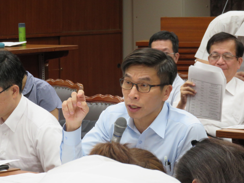 民進黨立委鍾佳濱今（1）日表示，《私校法》是一體適用的法律，在整體的規範上，只能取其交集，不能也不應針對個案對症下藥，不能因為主張教育公共化，就強制所有私校一體適用同一套解方！圖為鍾佳濱昨天在教委會審查私校法時發言。（資料照片，記者唐詩攝影）