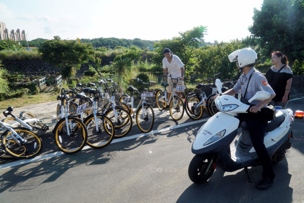 oBike問題多，昨（27）日在新北市三芝區發現大約20輛oBike從根德橋上被丟下去。圖／張良一攝