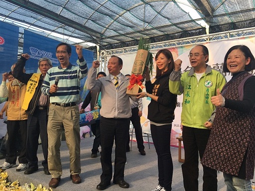 出身鄕村型后里選區的洪慈庸，邀來「綠色縣」宜蘭縣長林聰賢，分享綠色發展的前景。林聰賢强調，卅年前宜蘭拒絕了高汙染的六輕，走綠色產業和觀光，現在證明是非常正確的。（洪慈庸總部提供）
