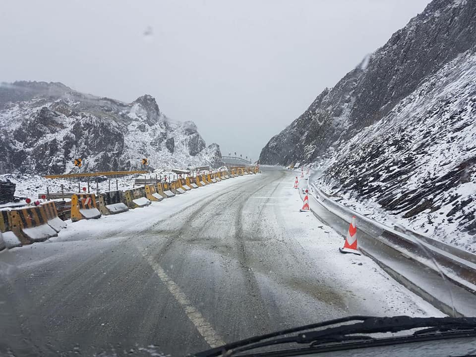 合歡山武嶺路段已下雪，這是雪景最新畫面。圖／翻攝太管處臉書