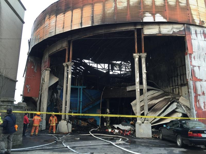 桃園保齡球館大火造成6名消防員不幸喪命，也引發各界關心消防員執勤安危問題。（中央社資料照）