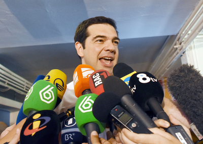 希臘5日舉行公投，決定是否接受債權人的新紓困方案，總理齊普拉斯（Alexis Tsipras）投票後告訴記者，飽受負債所苦的希臘要自己決定在歐元區的「命運」。（共同社提供）中央社　2015年7月5日