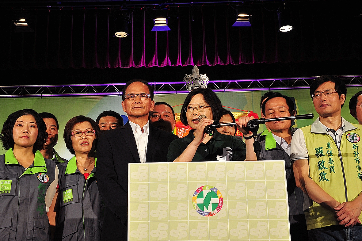 民進黨主席蔡英文今天（31日）下午出席「出陣-地方執政  改變台灣」新北市授旗造勢大會。（游錫堃辦公室提供）