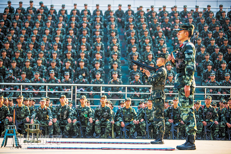 一旦解放軍進港鎮壓，抗議分子勢必向海外或內地逃散，這些反共分子如果潛入「內地」，就會變成中共政權倒台的最大危機，那麼中共宣布進入另一次閉關，關門抓人，將是大勢所趨。圖／取自中國國防部