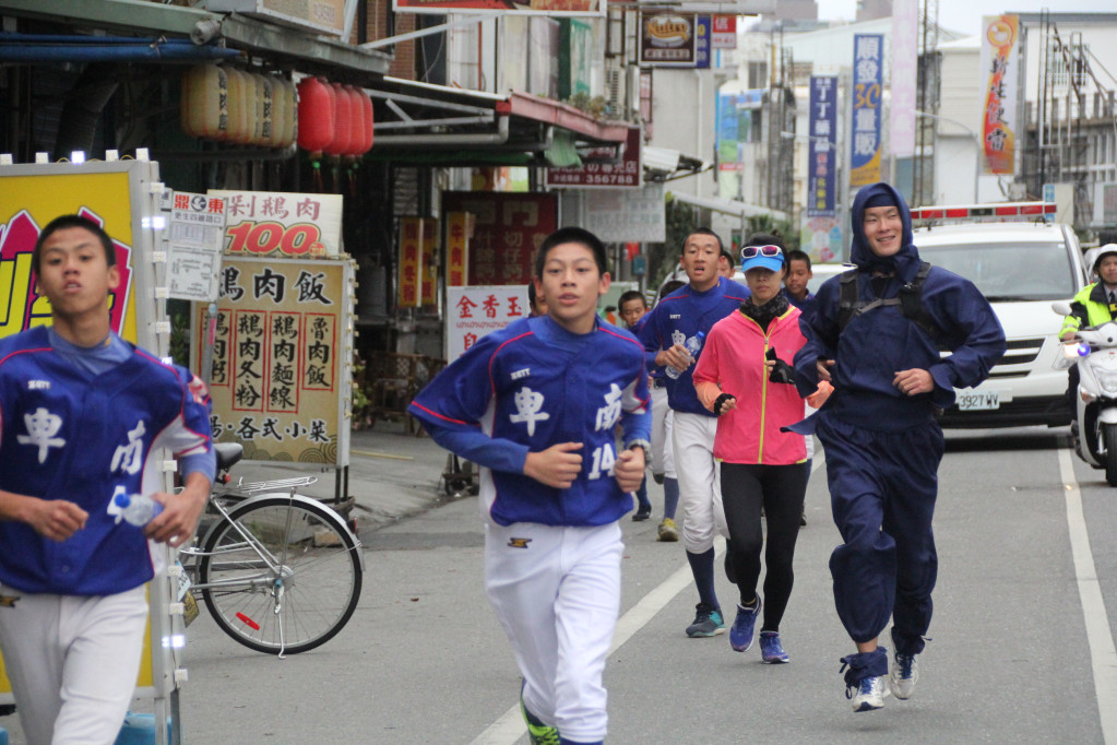 日本超級馬拉松跑者井上真悟今抵台東，由卑南國中棒球隊學生陪跑，隨探仿教養院傳達自身的正面能量與人生經驗。圖／王志偉翻攝