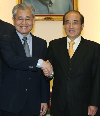 行政院長毛治國(左)向立法院長王金平(右)報告我未成為AIIB創始會員,雙方重提尊嚴、平等原則,底線是中華台北。(中央社)20150413