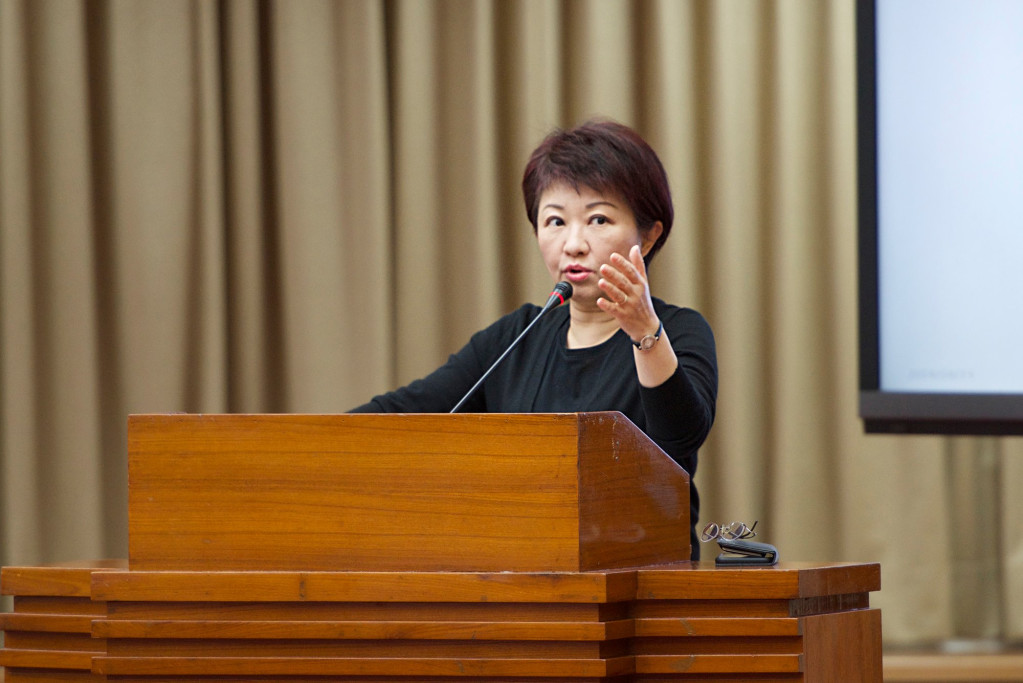 今日立委盧秀燕與多位台中市國民黨議員召開記者會，以日前她在立法院經濟委員會質詢台電董事長楊偉甫的內容，質疑台中市政府審查中火機組許可證展延申請的適當性。她說，假如市府先「收回執照」，待中火具體改善後再換照，是否可以？（民報資料圖）