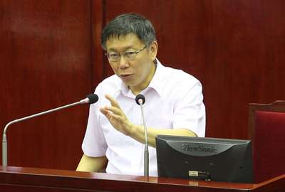 台北市長柯文哲今天出席市政總質詢，民進黨議員周威佑要求柯對廢死表態，柯表示，身為醫師，不會去中止生命，但政策牽涉民意，現階段「不得假釋的終身監禁」是最佳妥協方案。（資料照，中央社）