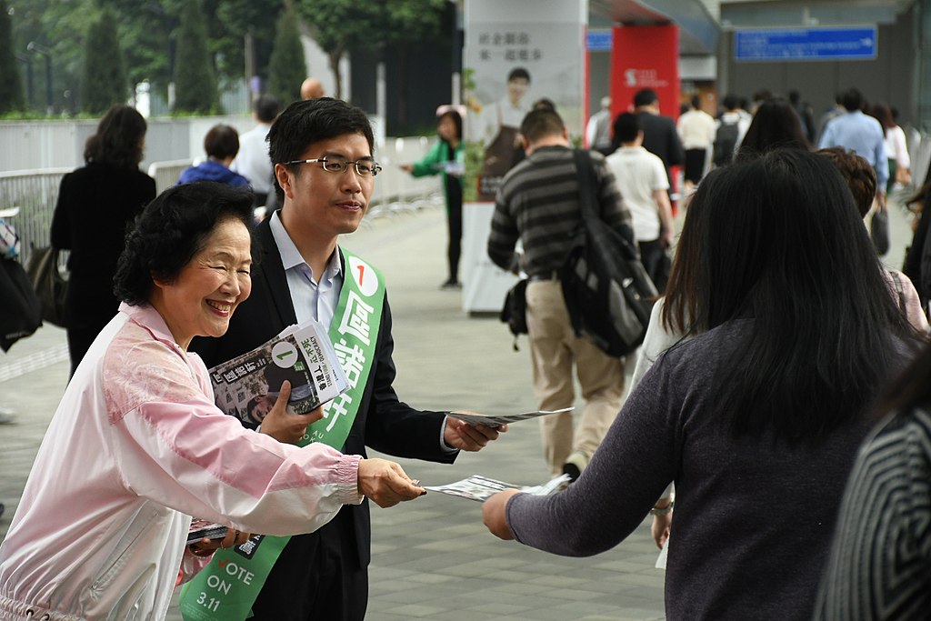 陳方安生（左一）為香港在殖民地時代首位華人和首位女性出任布政司，並支持香港實行普選。圖：取自維基百科