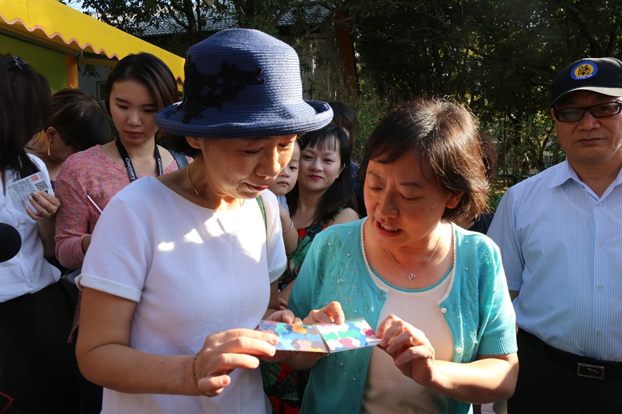 台北市長太太陳佩琪今日在台中市長太太廖婉如的陪同下，參訪台中花博后里馬場園區。(台中市新聞局)