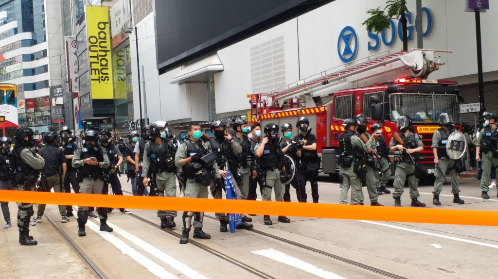 香港鎮暴警察全副武裝對付抗議中共出台的香港「安全法」。圖／田牧提供