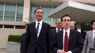國民黨總統參選人朱立倫（左）12日和美國國務院官員會晤約1小時後、由東亞局人員（右）陪同，步出杜魯門大樓，朱下午二度進入國務院，據透露。(中央社)