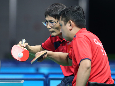 里約帕運男子桌球團體賽，台灣代表隊程銘志（右）與林晏弘（左）合力為台灣拿下本屆帕奧首面銀牌。圖/中央社