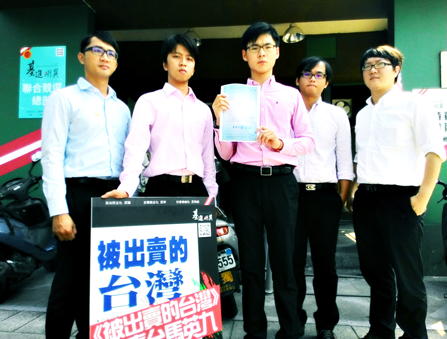 左起楊承翰律師、黃若桓教師、顏銘緯手持警方約詢通知單、陳信諭醫師、劉哲宇牙技師。（記者陳俊廷攝）