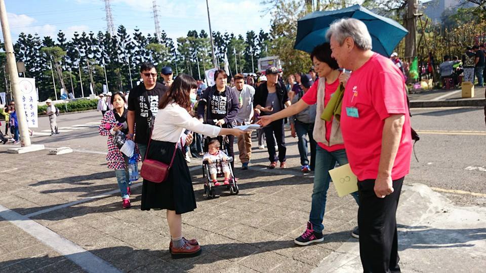 自稱屬於「長老教會青年陣線」的教友5日上午在林口體育場舉行的長老教會感恩禮拜會場外散發傳單，並在場內張貼「不分異同、撤回牧函」的海報，對長老教會發佈牧函不認同同性戀婚姻的態度表示抗議。（翻攝「長老教會青年陣線」臉書）20150405