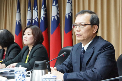 交通部民航局長林志明（右1）與陸委會副主委吳美紅（右２）今（二）日晚間在陸委會宣佈，兩岸就中國M503等新航路溝通達成初步共識，M503航路延後實施，W121等3條航路現階段不啟用、不實施。（中央社）20150302