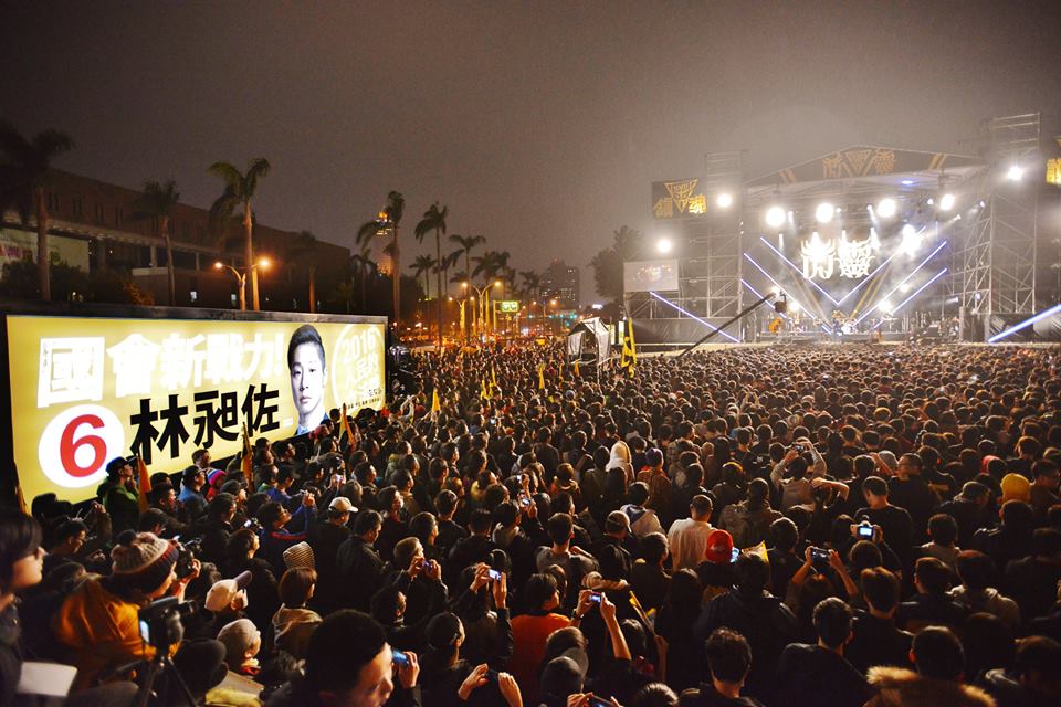 閃靈樂團主唱也是立委候選人林昶佐今晚在自由廣場開唱，現場擠進2萬多人。(郭文宏攝)