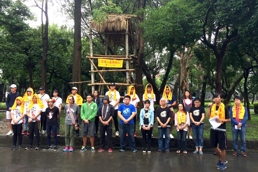 數十名東華大學原民院的學生18日在二二八公園搭起一座瞭望台，並宣誓將回到部落，開始推動傳統領域自主劃設和宣告。圖／李秉芳