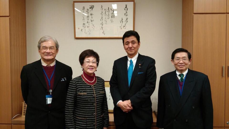 今年2月底，前國防部長蔡明憲（左一）與張旭成教授等人陪同前副總統呂秀蓮參訪日本，為台灣和平中立積極發聲，獲得熱烈迴響。（照片：摘自呂秀蓮臉書）