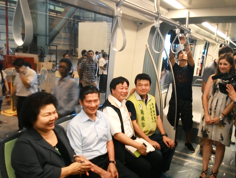 陳菊與李永得試乘輕軌列車。（記者陳俊廷攝）
