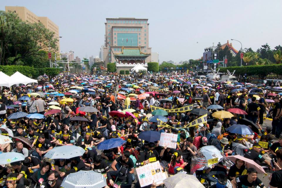 2014年太陽花學運期間，3月30日的凱道大靜坐。(黃謙賢攝)