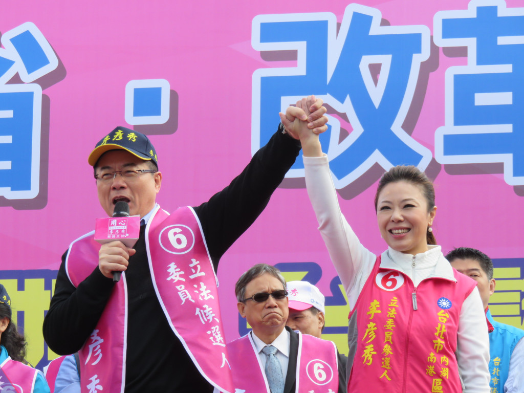 國民黨北市第四選區立委候選人李彥秀今（9）日上午舉行造勢大會，選區國民黨立委蔡正元前來站台，三度牽起李彥秀的手呼籲民眾支持，強調要交棒，把過去支持他的每一張選票，通通投給李彥秀。（記者唐詩攝影）