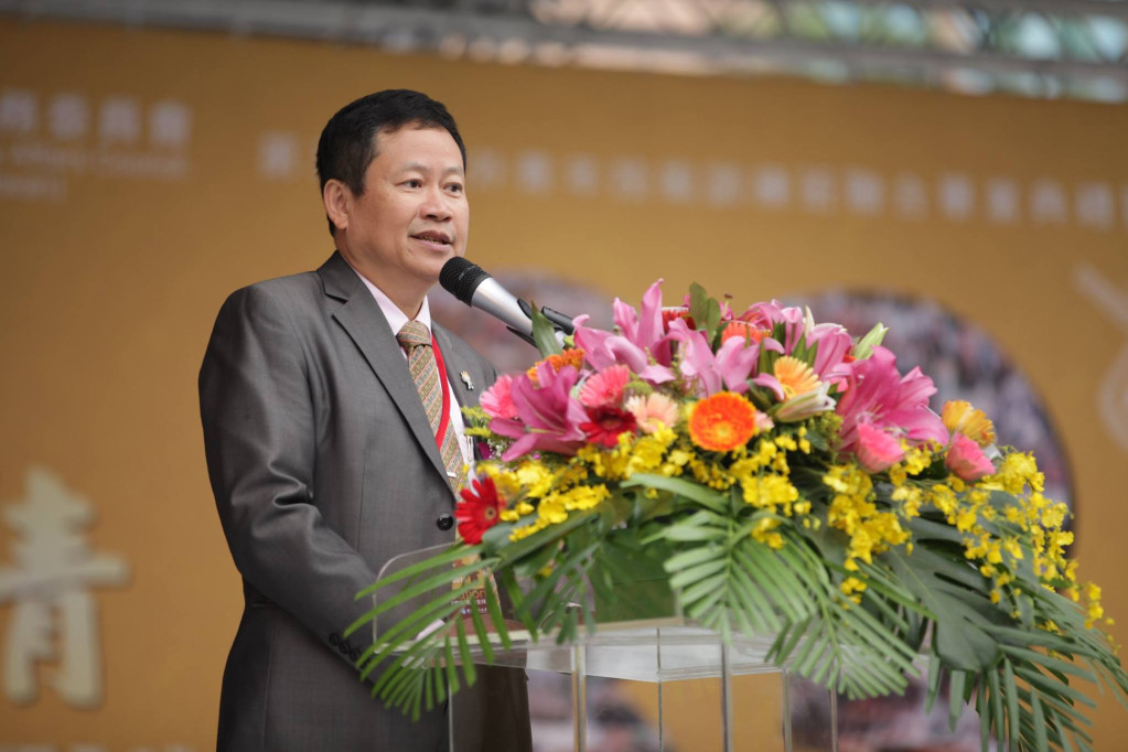 國民黨中常會今（20）通過開除前立委許舒博的哥哥、環球科大校長許舒翔（見圖，翻攝許舒翔臉書）等4人黨籍，許舒翔因公然替民進黨主席蔡英文站台，且擔任蔡英文雲林縣後援會總會長一職，嚴重違反黨紀。