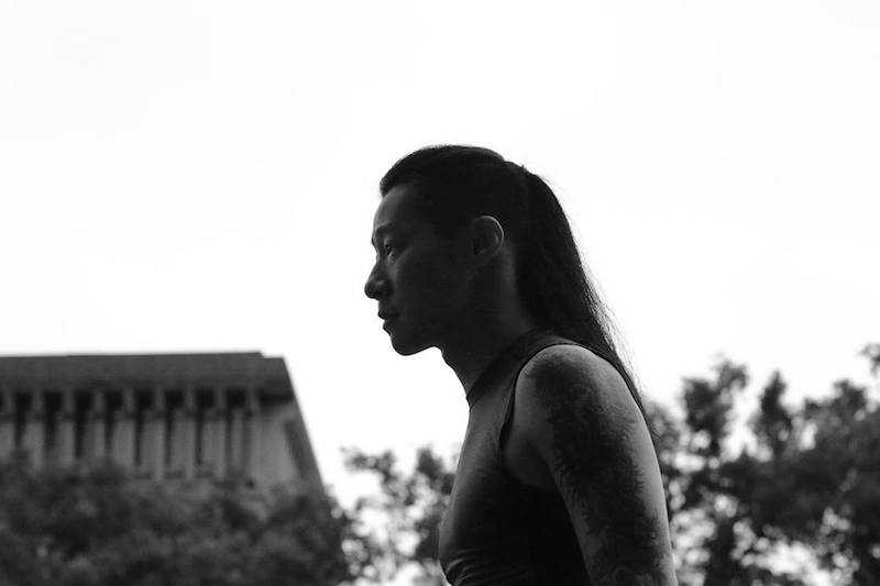 時代力量林昶佐拍攝第一支競選廣告,「我長髮,我刺青,我將進入立法院」在網路上瘋傳。(摘自臉書)