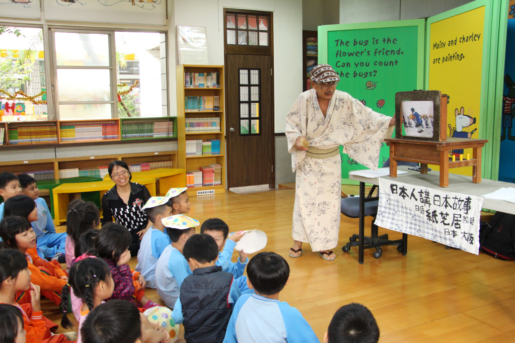 ​今年「鈴木爺爺」紙芝居表演在台南市政府安排之下，足跡遍及山區海邊偏遠小學，每場表演都獲得在場師生極大迴響。圖／台南市政府