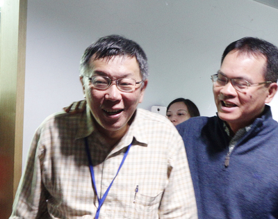 台北市長柯文哲（左）昨日針對美河市案，認為如果前市長郝龍斌真的被蒙蔽，那麼就「好去死死」，今日他解釋，這是閩南語俗語，用閩南語講很順，如果不會聽不懂，那郝龍斌也可以學台語。（中央社資料照）