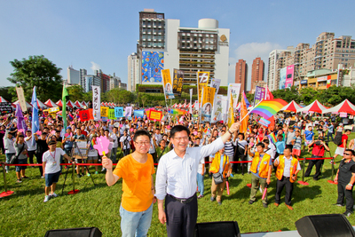 台中同志遊行3日下午在市民廣場舉行，市長林佳龍（前右）到場揮彩虹旗致意。他強調，所有性向的人都有相愛成家的權利。（中央社）