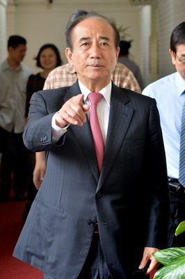 立法院長王金平(前)23日對於黨籍案國民黨二審敗訴後仍決定繼續提起上訴表示,尊重黨中央決定。(中央社)
