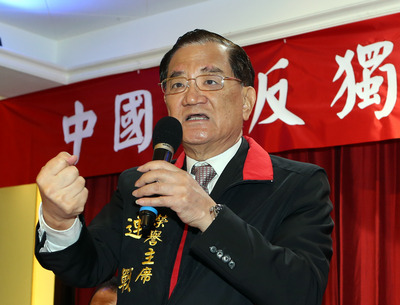 國民黨榮譽主席連戰（圖）16日出席「中國人反獨護國動員大會」致詞，呼籲大家拉票，把票投給連勝文，「讓姓柯的輸得光光」。（中央社資料照片）