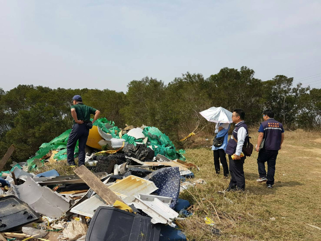 不肖業者將承包廢棄物不依規定處理，卻戴至公墓偷倒，經查獲面臨刑責及1500萬以下罰鍰，還要負責清理乾淨，得不償失。（台中市環保局）