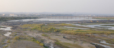 繼新北板新、林口及桃園地區8日開始實施供5、停2後，旱災中央災害應變中心10日開會決定，台南、高雄地區工業區也要從15日起，減少供水從原來7.5%提高到10%，估有500多戶，分屬鋼鐵、石化等產業受到影響。（圖為高屏溪乾枯情況，中央社資料照）
