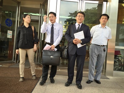 新北市府針對八仙塵爆案，1日委請4名律師張琬萍（左起）、李永裕、李承志、徐則鈺，到士林地方法院內湖簡易庭向八仙樂園、玩色創意國際公司及瑞博國際整合行銷公司，提出1億6900萬元假扣押聲請。（中央社）