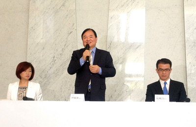 全聯董事長林敏雄（中）26日在全聯大直總部表示，前員工不滿升遷才指控賣過期品，如果決策違背良心、誠信，就退出超市、流通事業經營。(中央社)