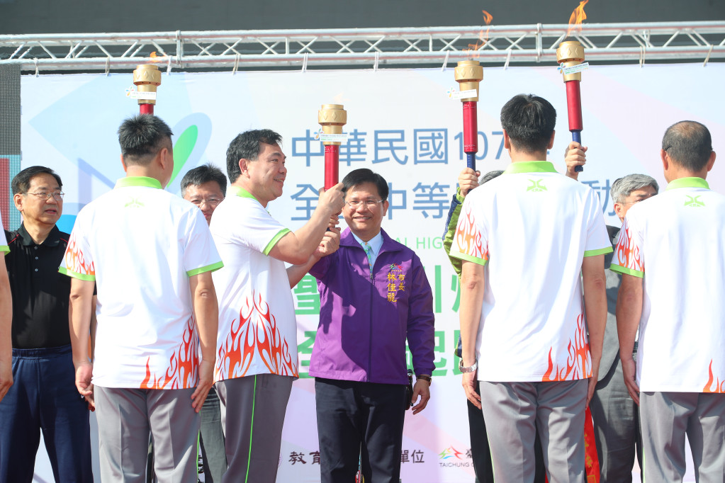 107年全國中等學校運動會將於4月21日至26日舉行，今年由台中市政府主辦，今(9)日並由市長林佳龍在台中市政府前廣場點燃聖火。圖/台中市新聞局