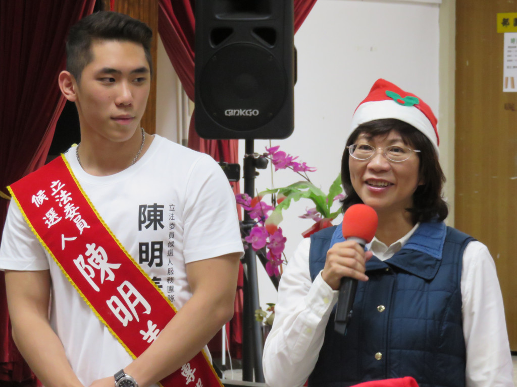 國民黨副總統候選人王如玄22日上午到五股眷改宅社區「貿商二村」與老人共餐，圖為王如玄在現場致詞。(記者唐詩攝影)