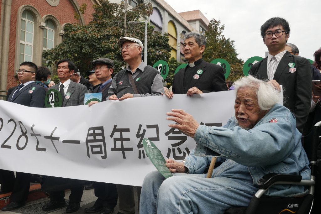 二二八事件72週年，鄭南榕基金會在內的多個人權團體將在24日舉行「228‧0堅守正義，持續轉型」遊行，希望各界一同加入「228.0紀念行動」一起上街、一起做個「真相追尋者」。圖為去年二二八事件71週年遊行。史明走在隊伍最前面。圖／民報資料照